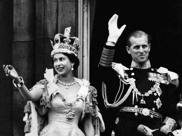 La reina Isabel II y Felipe saludan al público desde el balcón del Palacio de Buckingham el día de su coronación en junio de 1953.