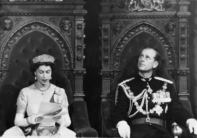 El príncipe Felipe se sienta junto a la reina mientras ella lee un discurso a los del Parlamento canadiense en 1957.