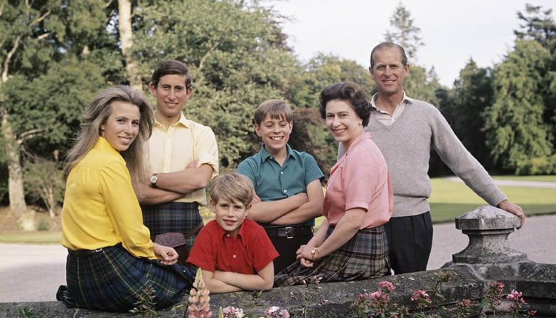 Ana, Carlos, Eduardo y Andrés posan con sus padres en el castillo de Balmoral, en Escocia, durante las vacaciones de verano anuales de la familia real.