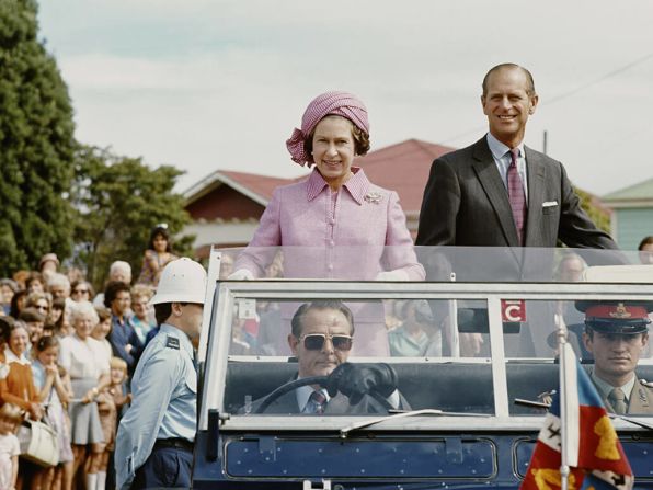 La reina Isabel II y el príncipe Felipe durante su visita a Nueva Zelandia, en 1977.