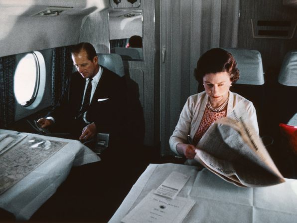 La reina y Felipe vuelan de regreso desde Yorkshire. Esta foto se tomó durante el rodaje del documental.