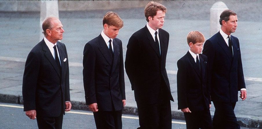 El príncipe Felipe camina detrás del ataúd de Diana, princesa de Gales, junto al príncipe William, el conde Spencer, el príncipe Harry y el príncipe Carlos, en septiembre de 1997.