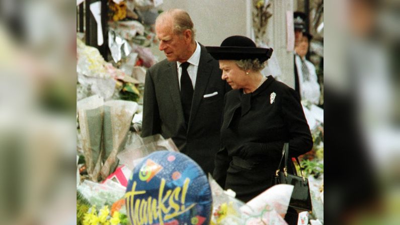 La reina y el príncipe Felipe observan algunos de los múltiples homenajes a Diana que dejó el público.