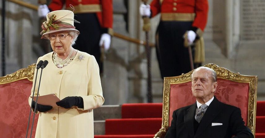 La reina Isabel, acompañada del príncipe Felipe, pronuncia un discurso en las dos cámaras del Parlamento para conmemorar sus 60 años en el trono británico, en marzo de 2012.