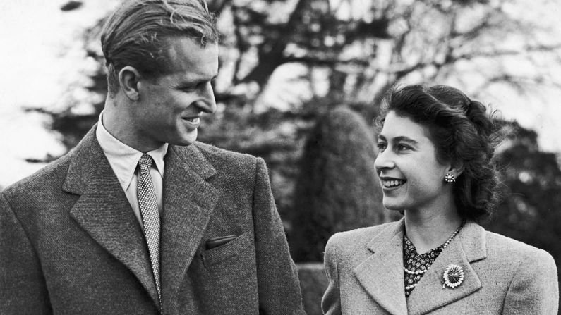 El día que Isabel de York conoció a Felipe su destino no era ser reina. Tenía 7 años y era la dama de honor de su tía, la princesa Marina de Grecia y Dinamarca, quien se casó con el duque de Kent en la Abadía de Westminster. Felipe de 12 años, asistía como primo hermano de la novia. Cuando volvieron a encontrarse, cinco años después, en 1939, todo había cambiado. Isabel era heredera al trono, pues su padre asumió como rey luego de que su tío abdicara a la corona. Felipe era un cadete de 18 años. →