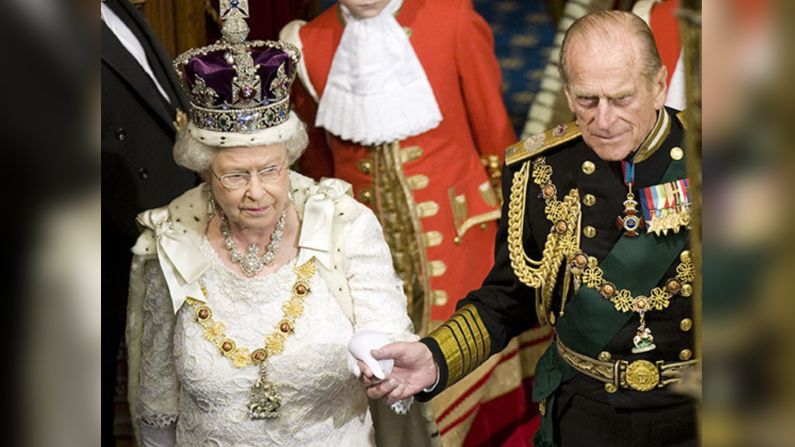 La reina Isabel II y el príncipe Felipe, duque de Edimburgo, se toman de la mano mientras asisten a la inauguración estatal del Parlamento el 3 de diciembre de 2008 en Londres, Inglaterra.