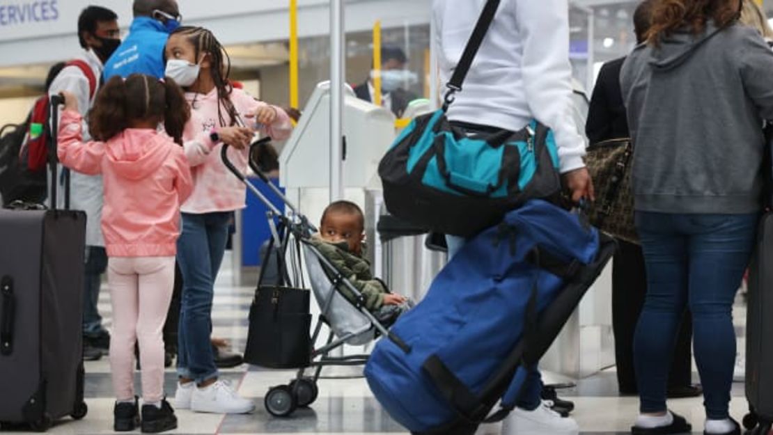 Pasajeros llegando a sus vuelos en el Aeropuerto Internacional O'Hare de Chicago el 16 de marzo de 2021. Los aeropuertos de EE.UU. registran cifras récord de pasajeros en la era de la pandemia. Scott Olson/Getty Images