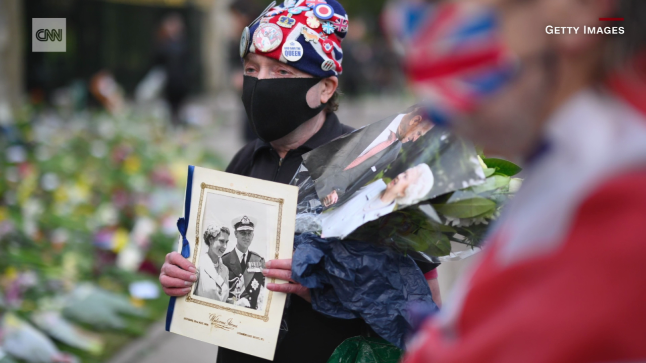 CNNE 976897 - homenaje al principe felipe frente al palacio de buckingham