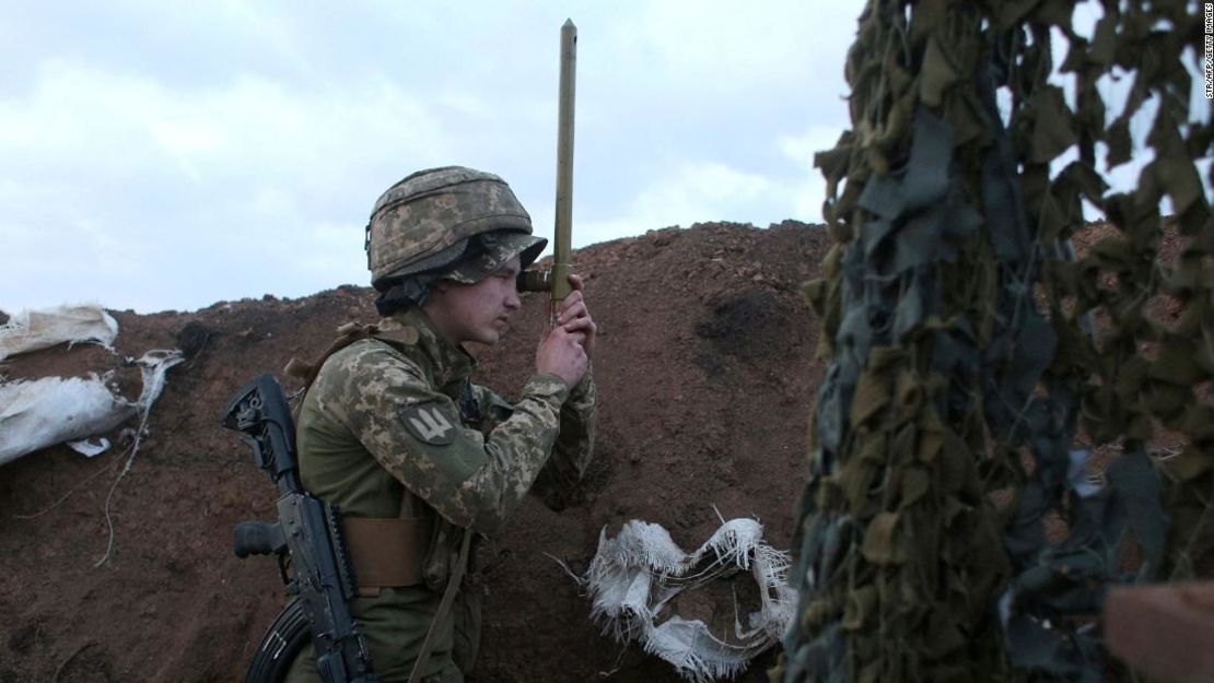 Un militar ucraniano en una trinchera de primera línea con los separatistas que apoya Rusia, cerca de la ciudad de Zolote, en la región de Lugansk, el 8 de abril.