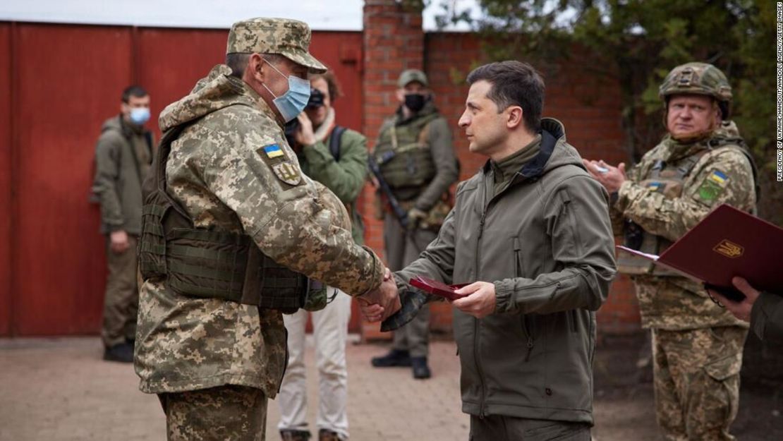 El presidente de Ucrania, Volodymyr Zelensky, (a la derecha) saluda a un soldado durante su visita a un frente en Donbás, Ucrania, el 8 de abril.