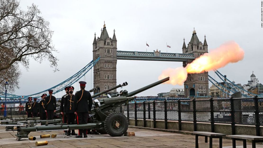 La Honorable Compañía de Artillería dispara un cañonazo cerca del Tower Bridge de Londres el 10 de abril