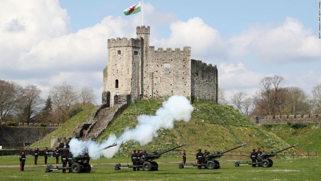 El "Death Gun Salute" es disparado por el Regimiento de Artillería Real 104 en el Castillo de Cardiff, en Gales, el 10 de abril.