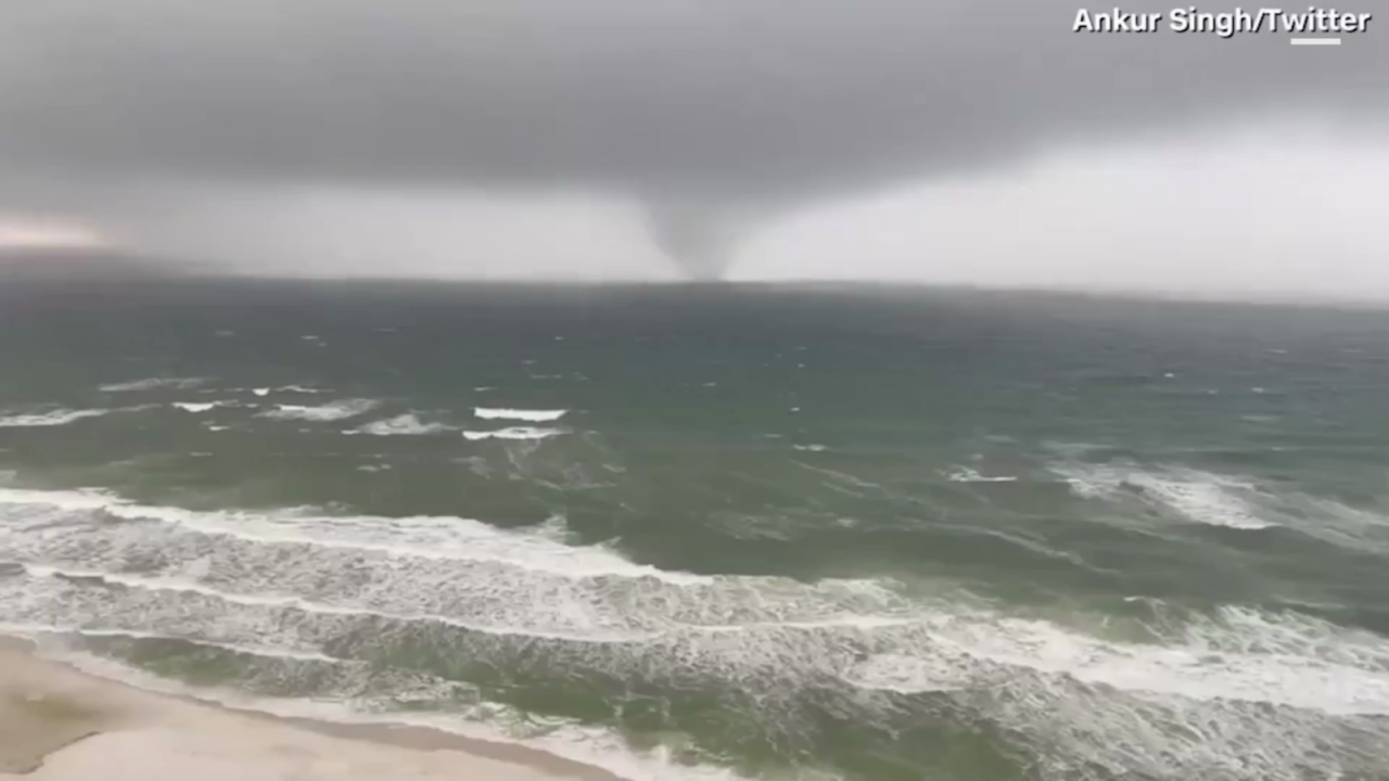 CNNE 977182 - video capta un tornado marino formandose en el golfo de mexico