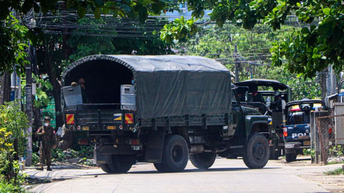 Un vehículo policial estacionado en una carretera en el municipio del sur de Okkalapa para bloquear la reunión de manifestantes antigolpistas en Yangon, Myanmar, el viernes 9 de abril de 2021.