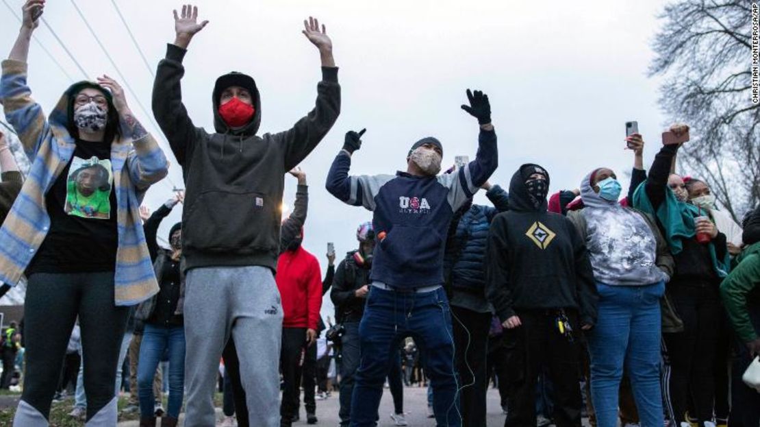 Personas levantan las manos frente a las autoridades el domingo 11 de abril de 2021, en Brooklyn Center, Minnesota.