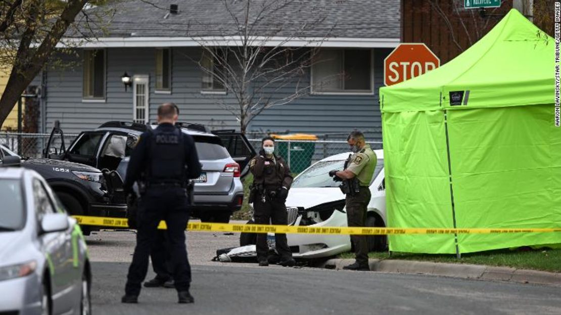 Agentes del condado de Hennepin y de la policía de Brooklyn Center en la zona del incidente el 11 de abril de 2021.