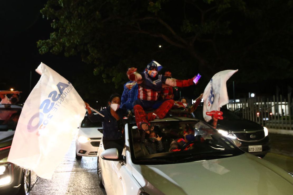 Simpatizantes de Guillermo Lasso celebran en Guayaquil, Ecuador.