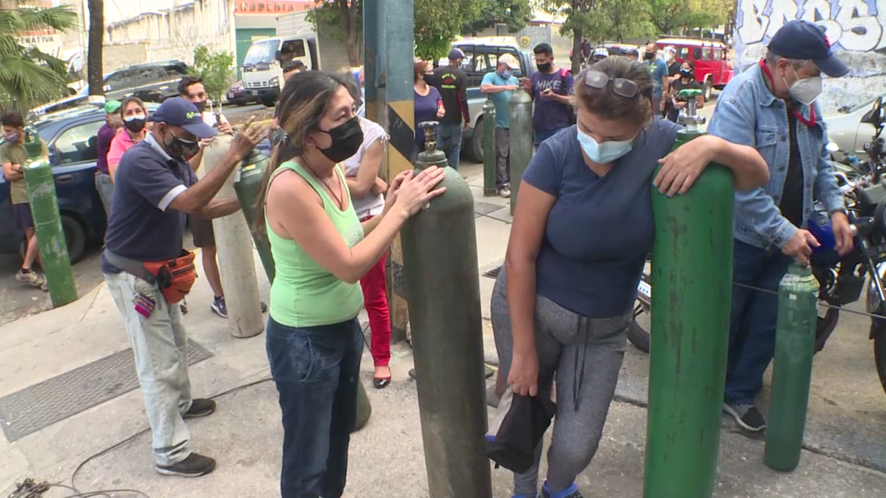 CNNE 977410 - venezolanos piden ayuda en redes sociales por la crisis