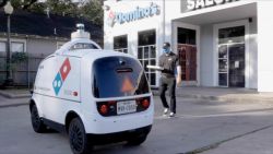 CNNE 977870 - robot hara entrega de pedidos de domino's pizza