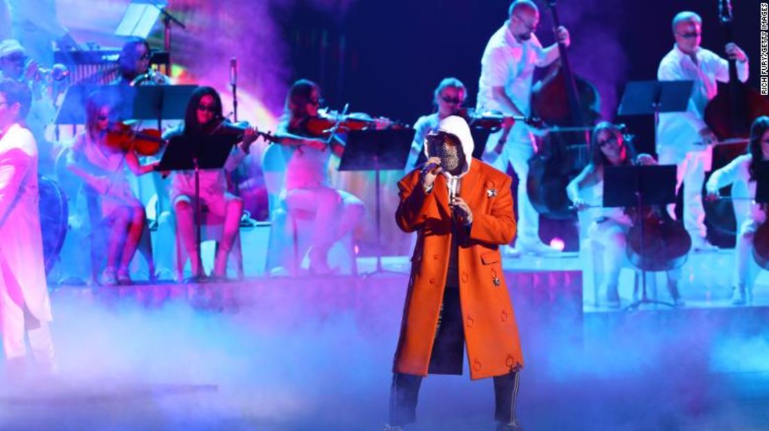 Bad Bunny actúa durante los premios Grammy Latinos en el MGM Grand Garden Arena de Las Vegas en noviembre de 2019.