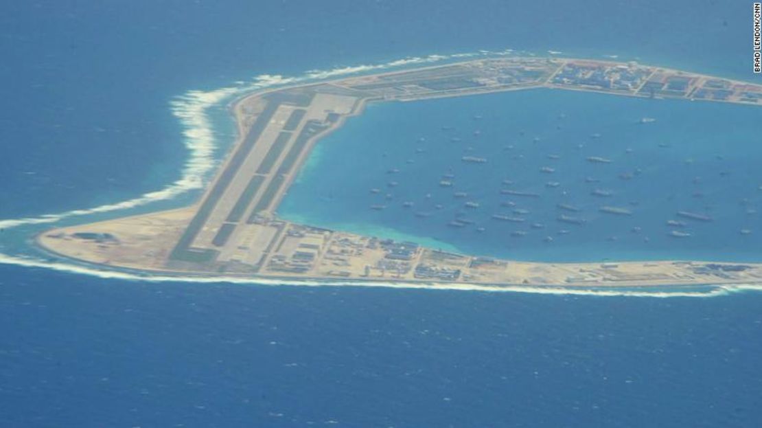 La isla artificial de arrecife de Mischief controlada por China en el Mar de China Meridional, vista por CNN desde un avión de reconocimiento estadounidense el 10 de agosto de 2018.