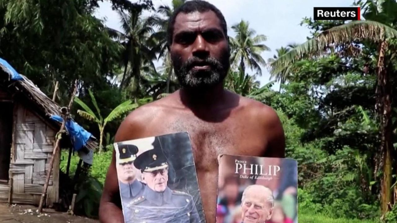 CNNE 978263 - tribu en una isla rindio homenaje al principe felipe