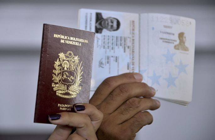 Número 10: las personas con el pasaporte de Venezuela aún pueden entrar a 130 destinos. Lo que hace que este documento sea más poderoso que el de Colombia (129 destinos), Ecuador (93 destinos) y Bolivia (79 destinos). A nivel mundial, Venezuela ocupó el puesto 40.