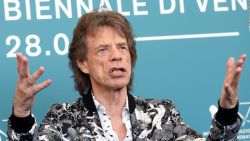 CNNE 978555 - mick jagger celebra el fin del confinamiento