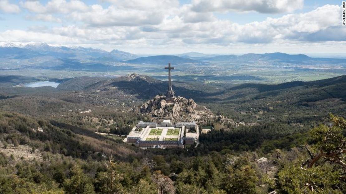 Las criptas contienen los restos de más de 33.000 víctimas de la Guerra Civil española.