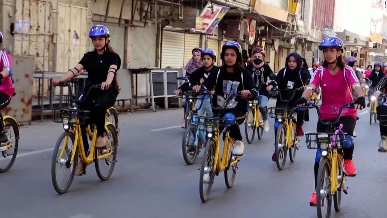 CNNE 978744 - mujeres pedalean sus bicicletas para reclamar libertad