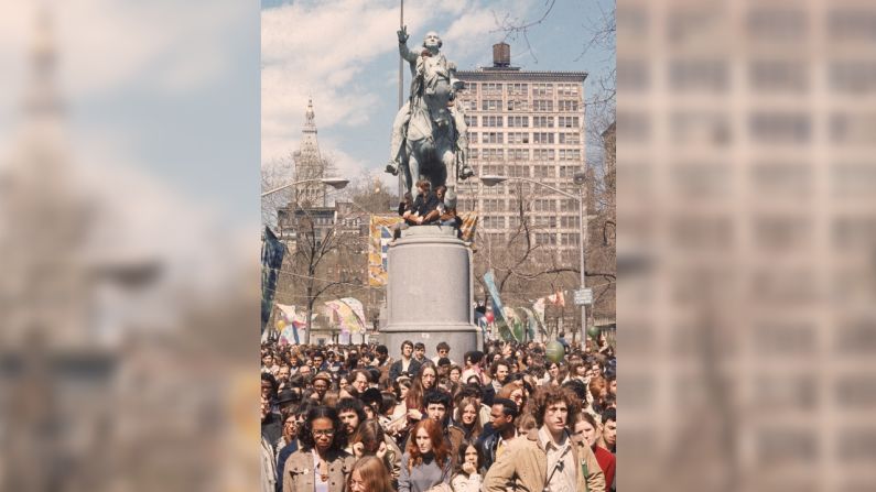 Una multitud se reúne junto a la estatua de George Washington en Union Square para celebrar el Día de la Tierra.