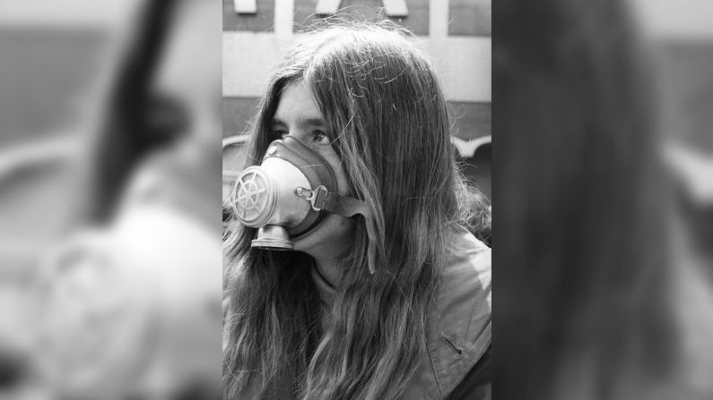 Una joven usa una mascarilla para destacar los problemas de la contaminación del aire.