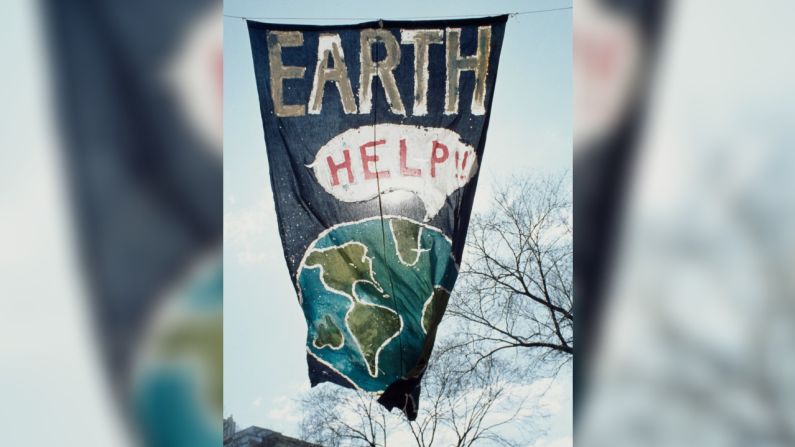 En 1970, los participantes del Día de la Tierra ya hacían este llamado de ayuda al planeta.