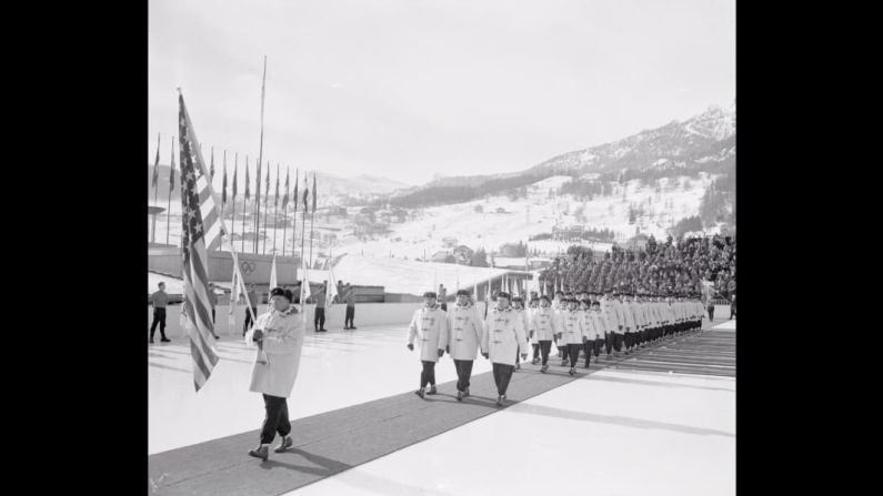 Cortina d'Ampezzo, 1956 ––La fotografía en blanco y negro realmente traiciona este uniforme. Ese sombrero de piel era ROJO. Y esos pantalones de esquí eran AZULES. ¡Fue una fiesta!.