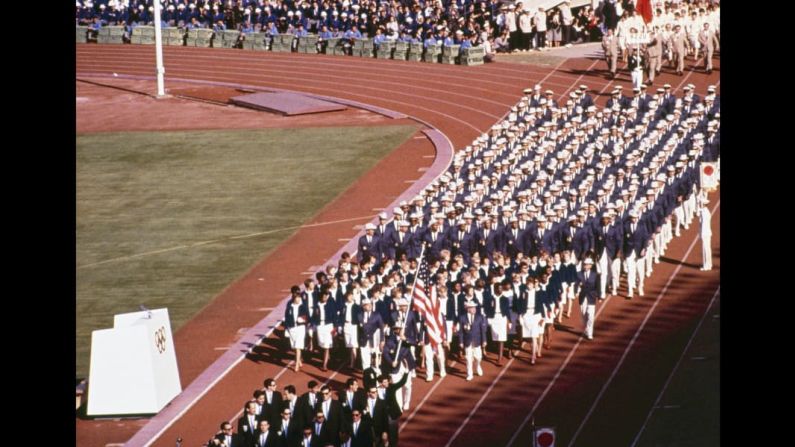 Tokio, 1964 — La conclusión importante de recordar décadas de uniformes olímpicos es que los pantalones blancos no nos sucedieron por casualidad. DEJAMOS que nos sucedan, una y otra vez.