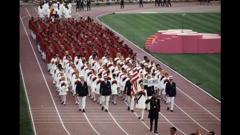 México, 1968 — Escucha, esto tiene que suceder seriamente. Es necesario que exista una colección de recuerdos de los Olímpicos, y estas cosas de vestido/suéter blanco deben estar en ella. Sin embargo, evitaremos los cuellos tortuga azul marino de los hombres.