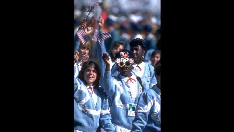 Seúl, 1988 — Es difícil recordar un tiempo antes del molde rígido y estructurado de color azul marino y blanco que tienen los uniformes actuales del equipo de EE.UU.. Pero, ¿qué hay de estos recuerdos de fibra acrílica azul celeste?.