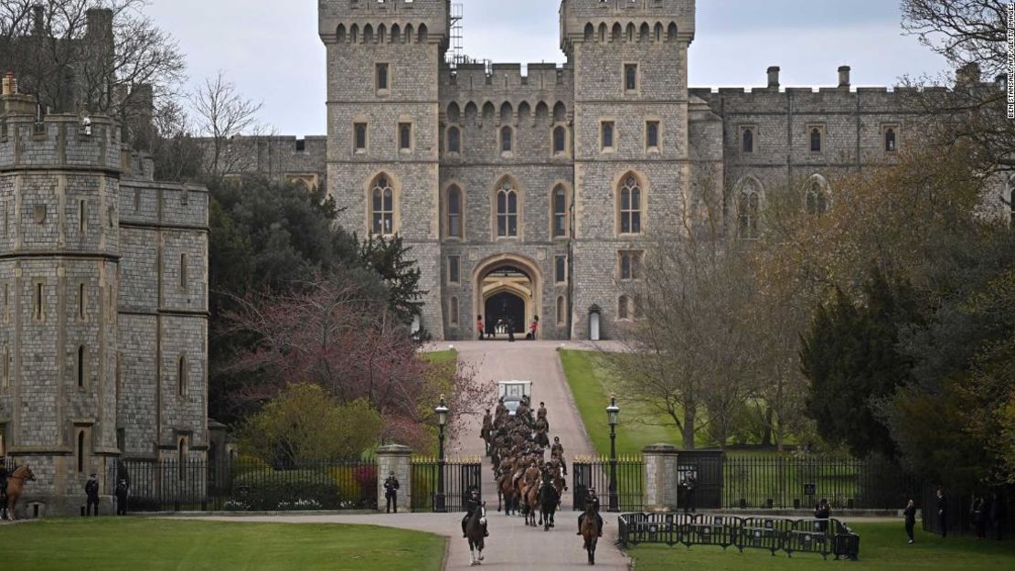 Miembros de la tropa del rey se alejan del Castillo de Windsor, en el oeste de Londres, el 15 de abril.