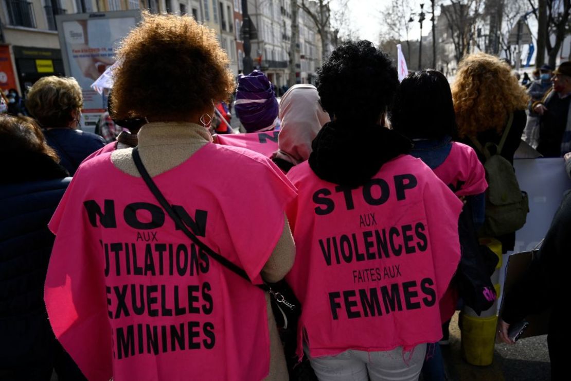 "No a las mutilaciones sexuales femeninas" y "Alto a las violencias contra las mujeres" dicen camisetas usadas en Marsella, Francia, el 8 de marzo de 2021.