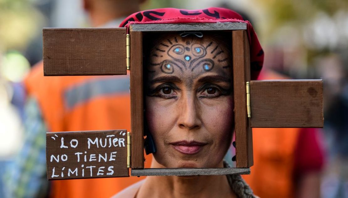 "'Lo mujer' no tiene límites", dice una manifestante en la marcha por el Día de la Mujer en Santiago de Chile en marzo de 2021.