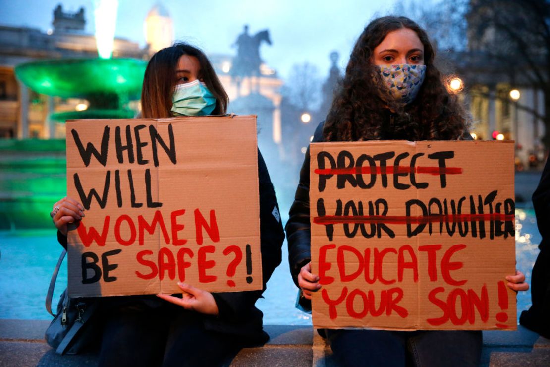 "¡¿Cuándo estarán seguras las mujeres?!, dice una pancarta en Londres el 14 de marzo de 2021. Aquella de la derecha tacha la frase "Protege a tu hija" y la corrige con "¡Educa a tu hijo!".