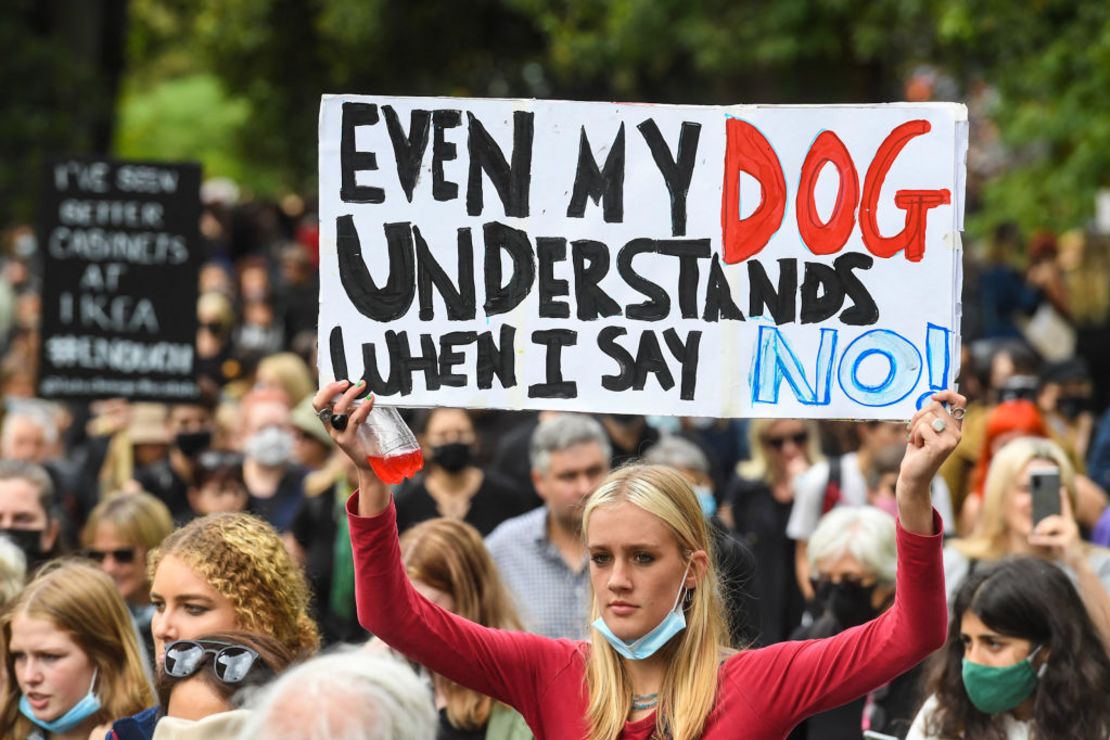 "Hasta mi perro entiende cuando digo '¡No!'", dice pancarta en una manifestación el 15 de marzo en Melbourne, Australia.