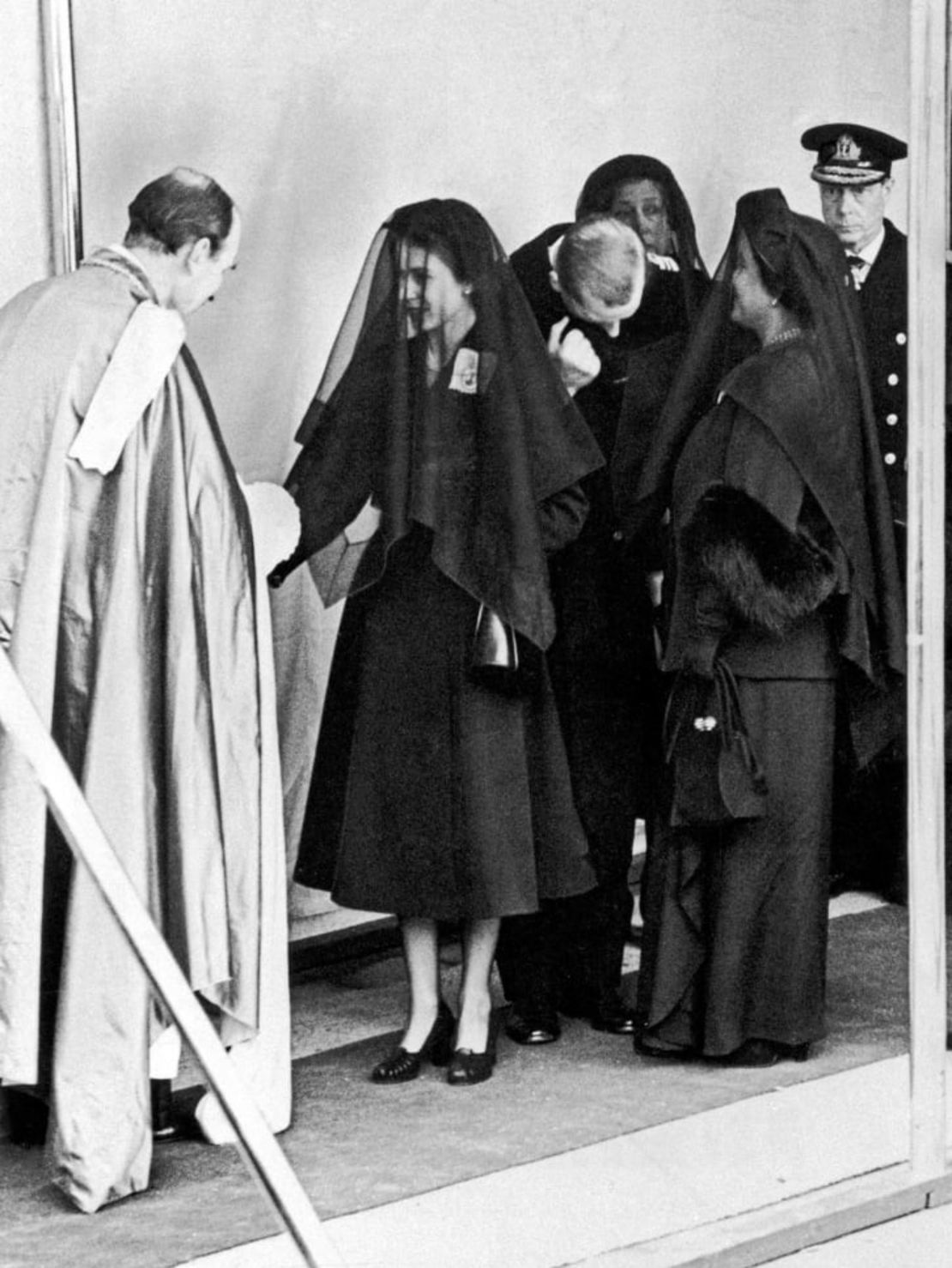 El código de vestimenta de los funerales reales ha sido durante mucho tiempo un símbolo de duelo y decoro. Isabel II llevó un largo velo tras el fallecimiento de su padre, el rey Jorge VI. Crédito: Daily Mirror/Mirrorpix/Getty Images