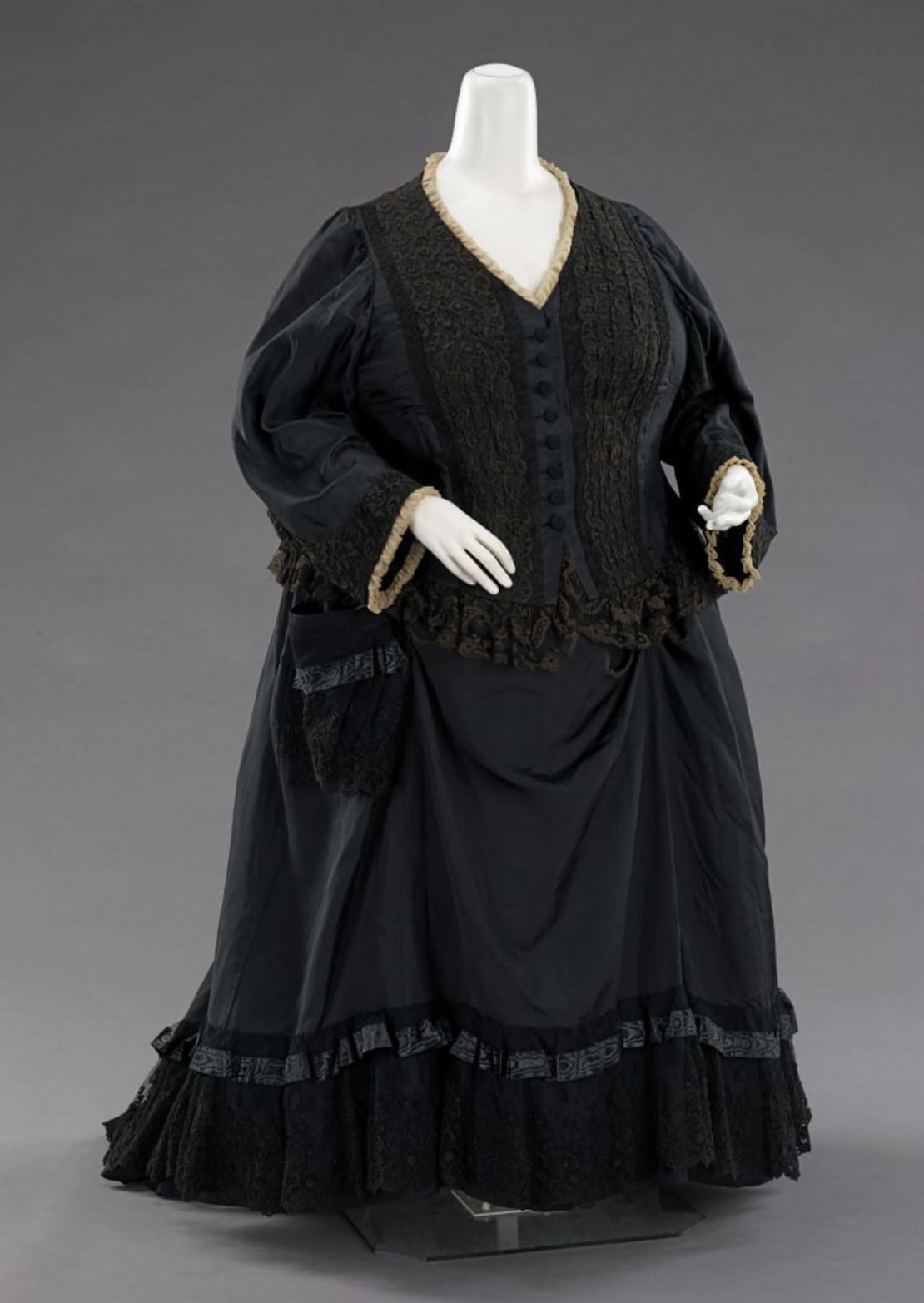 Un vestido de medio luto usado por la reina Victoria 33 años después de la muerte de Alberto. Crédito: The Metropolitan Museum of Art