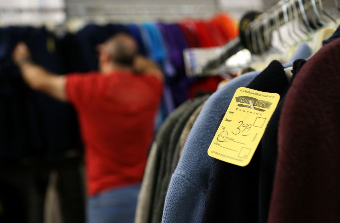 ¿Qué puedes hacer? Evita la “moda rápida”, compra menos, compra ropa de marcas sustentables, ropa de segunda mano o renta, dona y recicla ropa. Algunas tiendas reciben ropa usada —de la marca— o bien, llévala a un centro de reciclado de textiles. Crédito: Justin Sullivan/Getty Images)