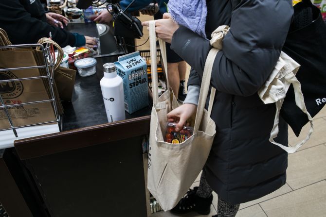 Reduce tu consumo de plásticos de un solo uso. Reducir el uso de plásticos de un solo uso es el medio más efectivo para evitar este desperdicio. Llevar tus propias bolsas de tela al supermercado y utilizar botellas reutilizables es una forma de evitar estos plásticos en el día a día. Crédito: Eduardo Munoz Alvarez/Getty Images