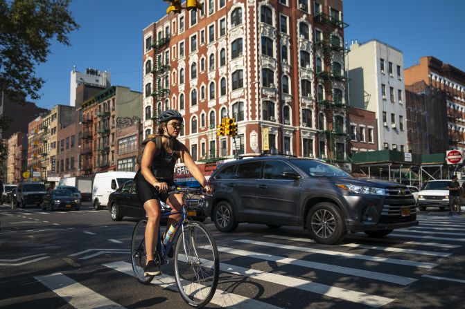 Modifica la forma en la que te transportas. Los automóviles particulares generan el 18% de las emisiones de CO2, según la Organización Mundial de la Salud. Por lo que elegir cualquier otro medio de transporte o bien, compartir el auto o usar el transporte público, generan un cambio positivo. La bicicleta es la mejor opción de transporte porque no genera emisiones, más allá de las que se producen en su fabricación. Crédito: Drew Angerer/Getty Images