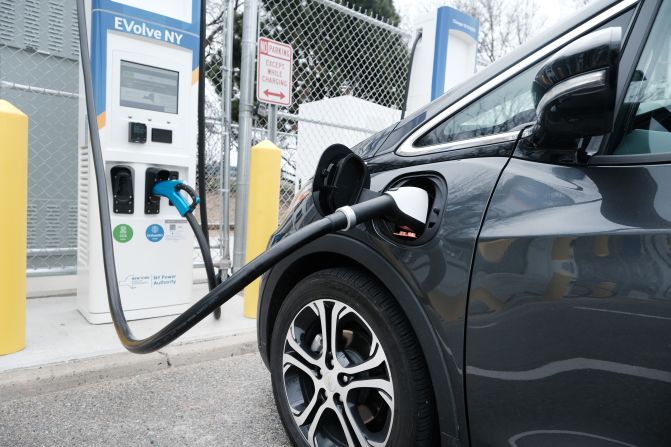 Elige vehículos eficientes. Si tienes que usar un automóvil, uno tipo híbrido o eléctrico te ayudará a ahorrar gasolina y dinero. Antes de comprar un nuevo carro, verifica cuál es su consumo de gasolina en esta página. Crédito: Spencer Platt/Getty Images