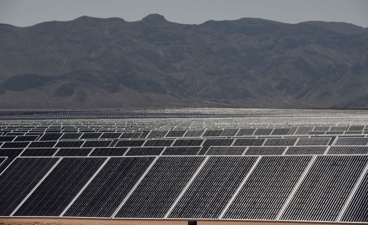 Opta por energía renovable. De tener la opción, cambia tu servicio de luz a una compañía que genere al menos la mitad de su energía a través de fuentes renovables, o por una que cuente con la certificación Green-e Energy. Crédito: Alfredo ESTRELLA / AFP vía Getty Images