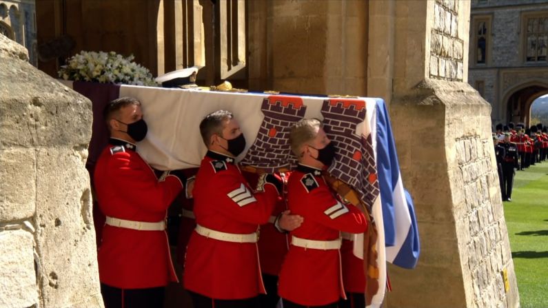 El ataúd estuvo envuelto con la bandera de la Royal Standard del Príncipe Felipe. Encima del ataúd hubo una corona de flores que la Reina seleccionó, así como el gorro naval y la espada del duque.